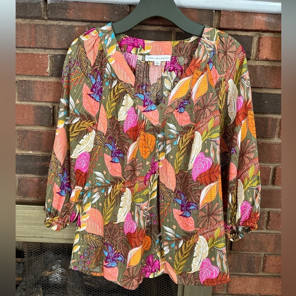 🛍️ Jane & Delancey multi color V- neck blouse. Excellent condition.